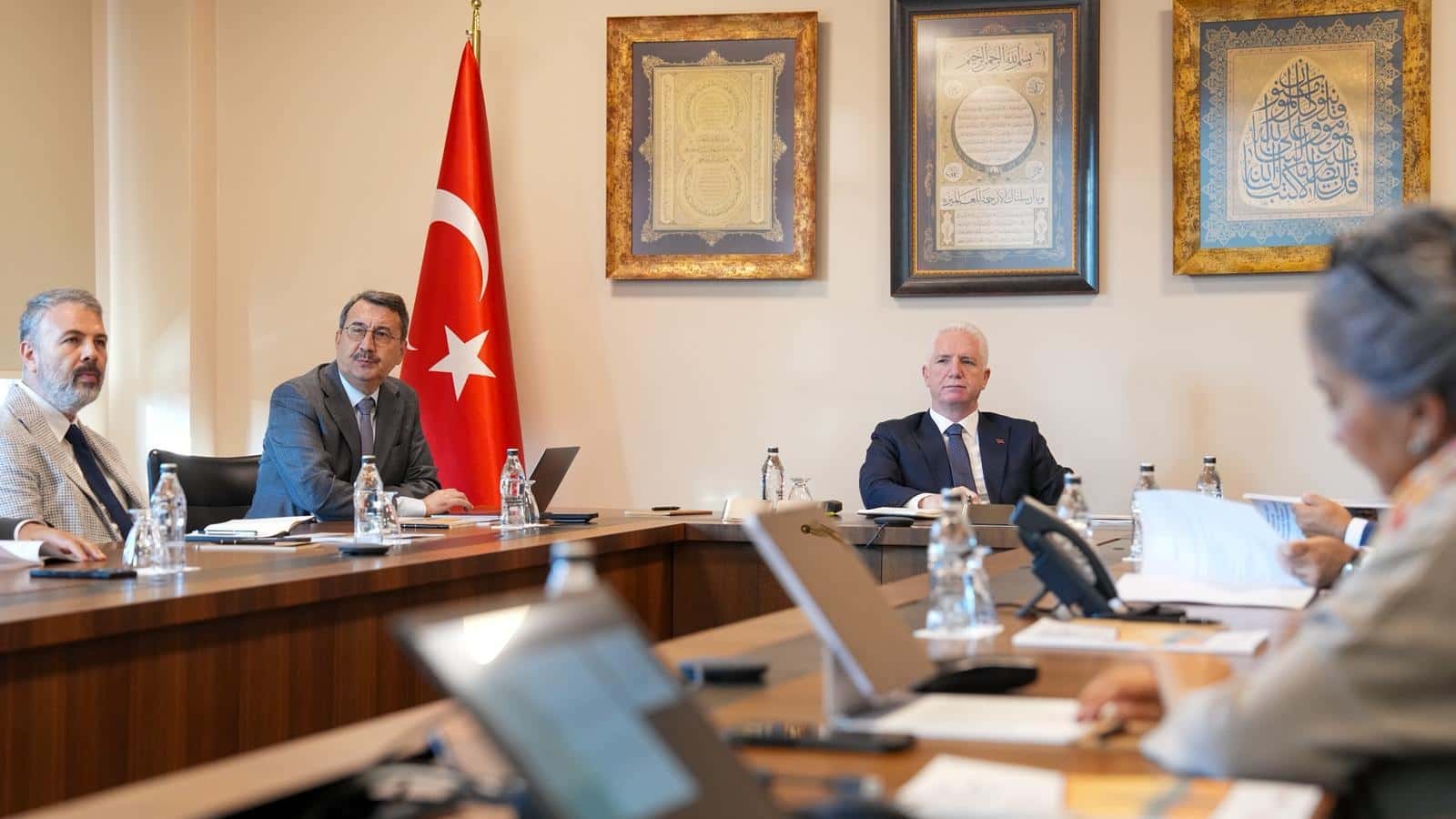"İstanbul’da Transit, Geçici ve Kalıcı Yaşamlar" Araştırma Raporumuzu İstanbul Valisi Davut Gül'e Sunduk